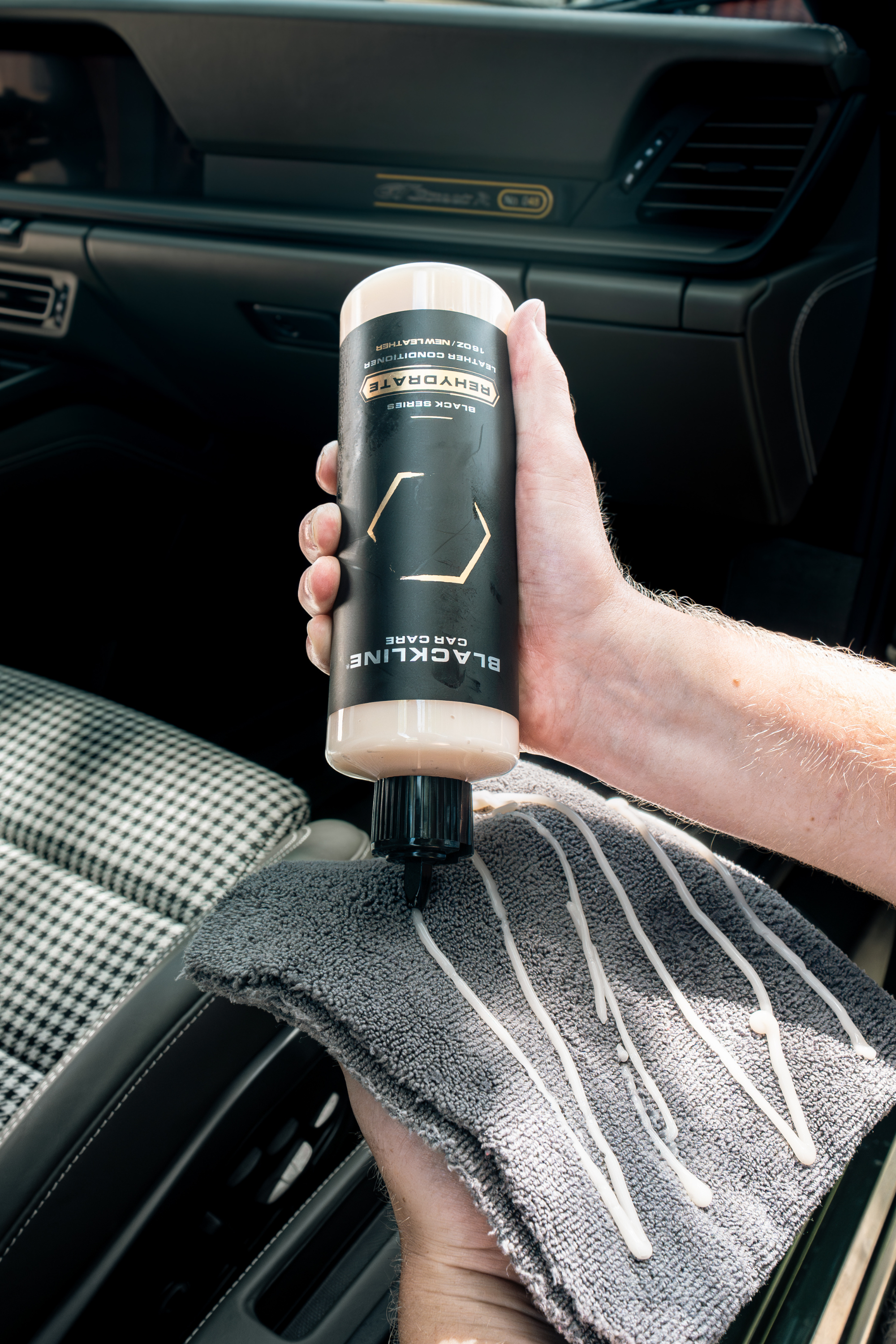 Blackline Car Care BLACKLINE® REHYDRATE LEATHER CONDITIONER - detail shot 4