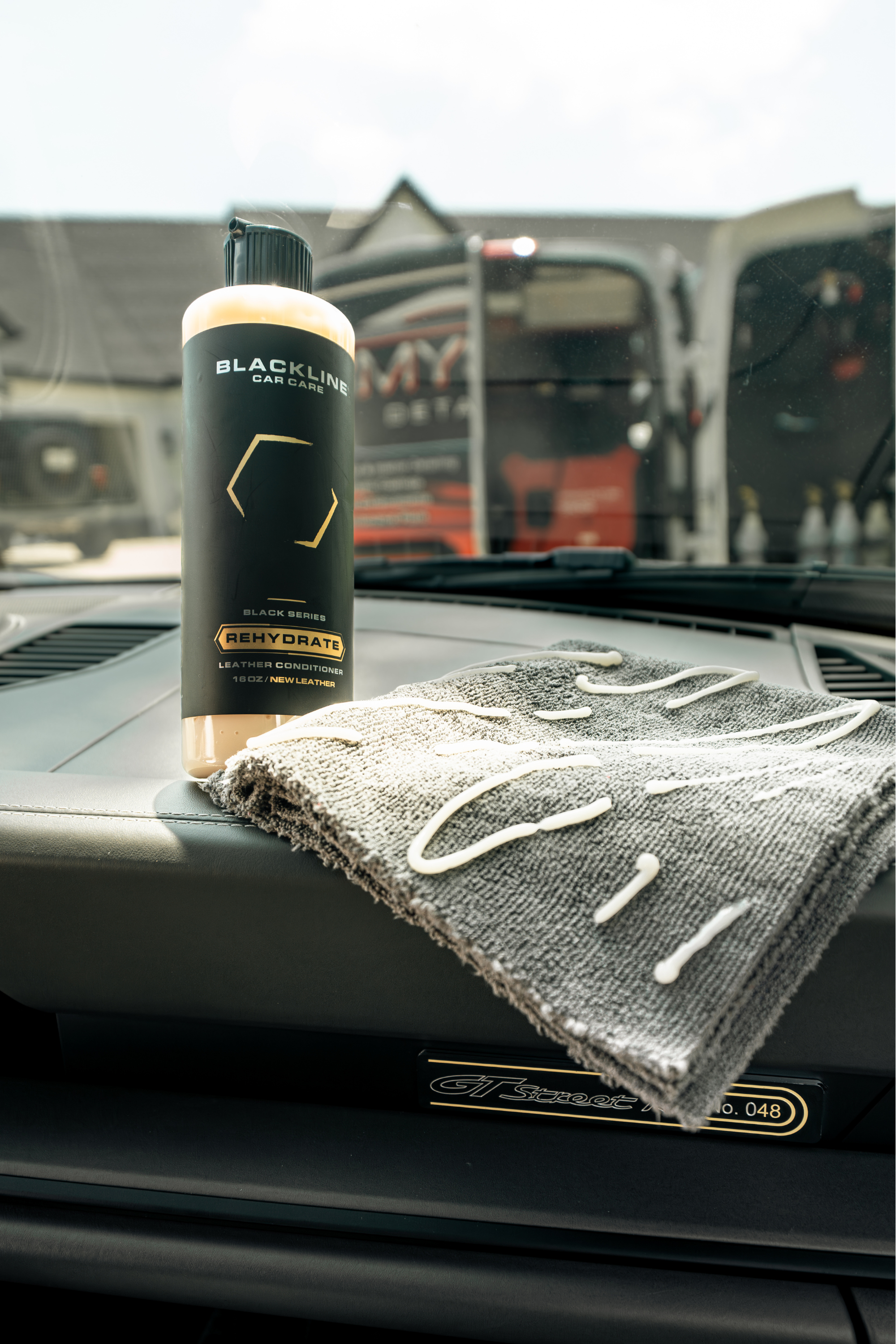 Blackline Car Care BLACKLINE® REHYDRATE LEATHER CONDITIONER - detail shot 5