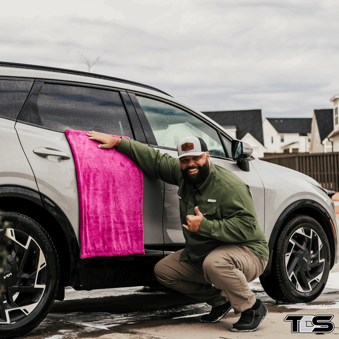 A Photo of thatdtailguy Cleaning the Outside of a Small SUV. The best Detailing in Evans and Grovetown Georgia. 