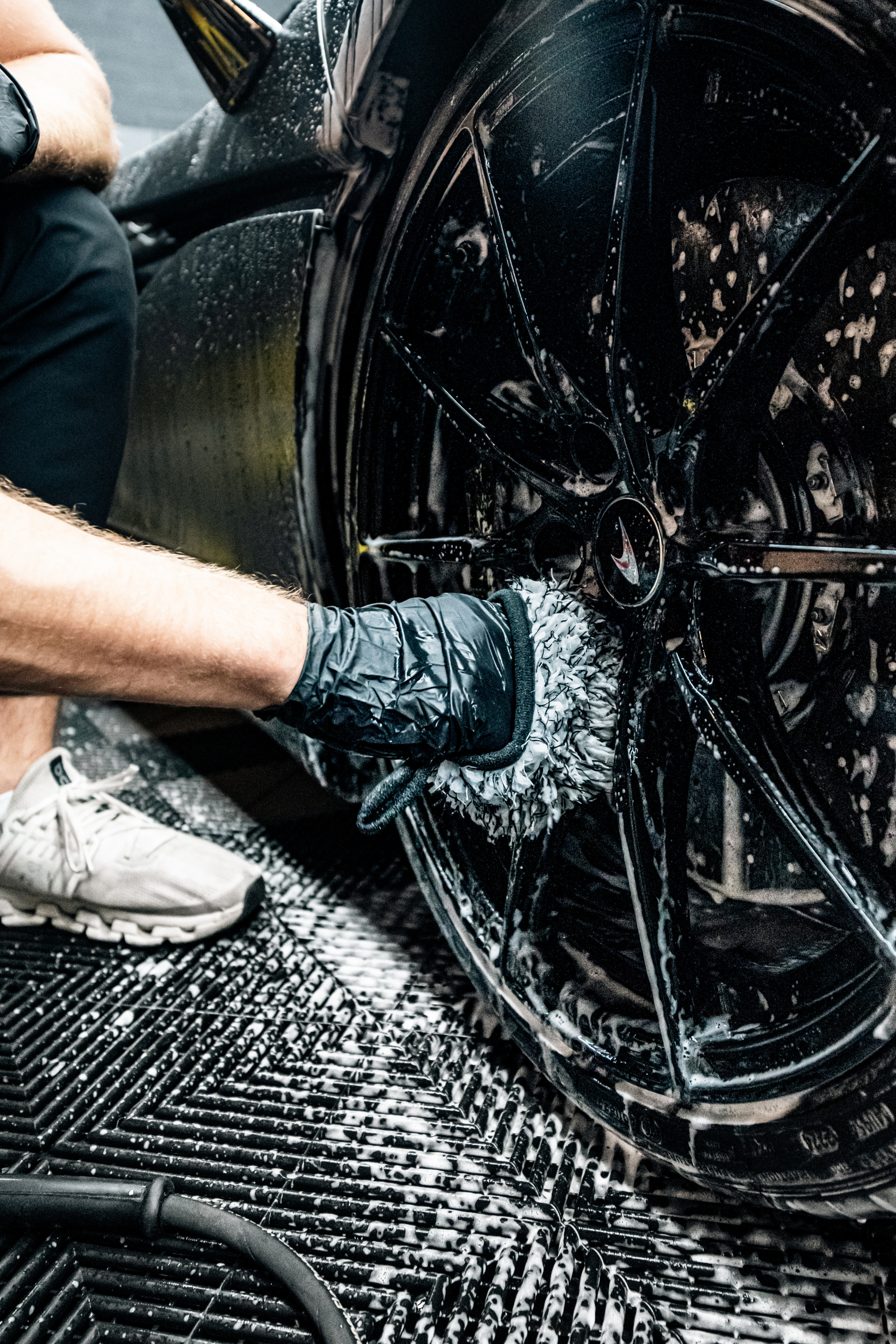 Blackline Car Care BLACKLINE® MICROFIBER WHEEL MITT - detail shot 4