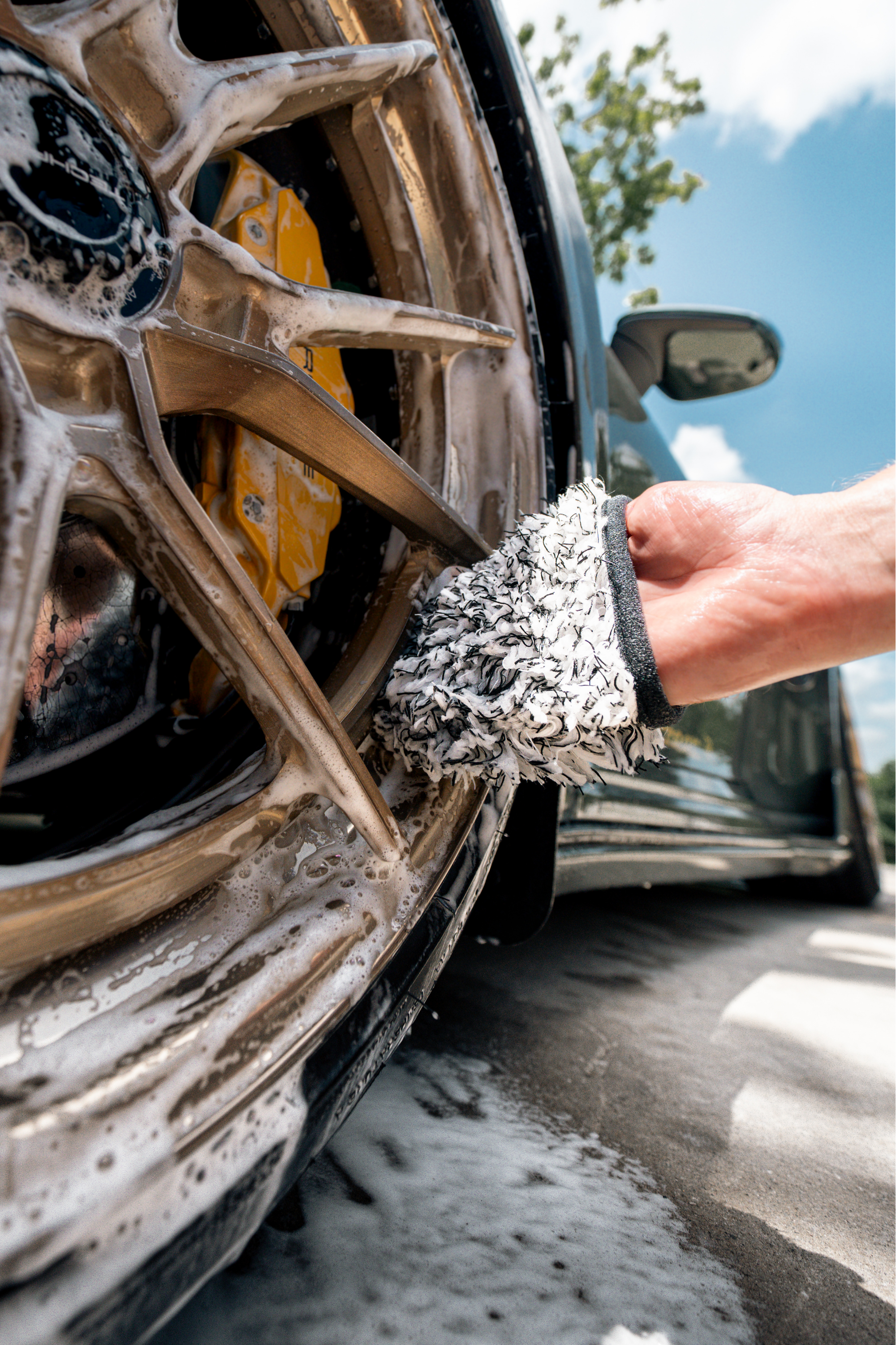 Blackline Car Care BLACKLINE® MICROFIBER WHEEL MITT - detail shot 5