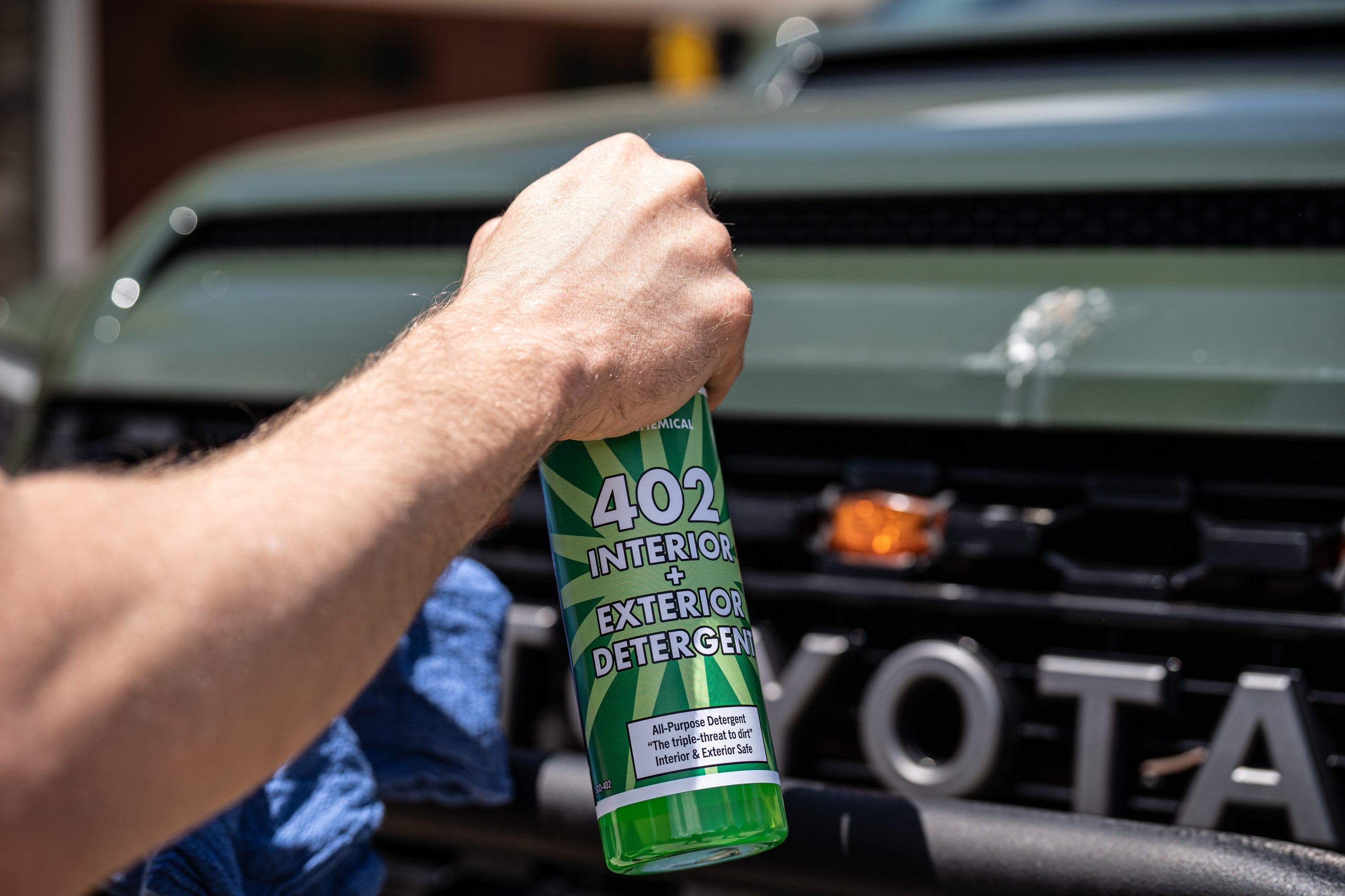 402 Interior + Exterior Detailer is a soapy, all-purpose-cleaner concentrate for automotive interior and exterior use. A multi-purpose detergent with complex