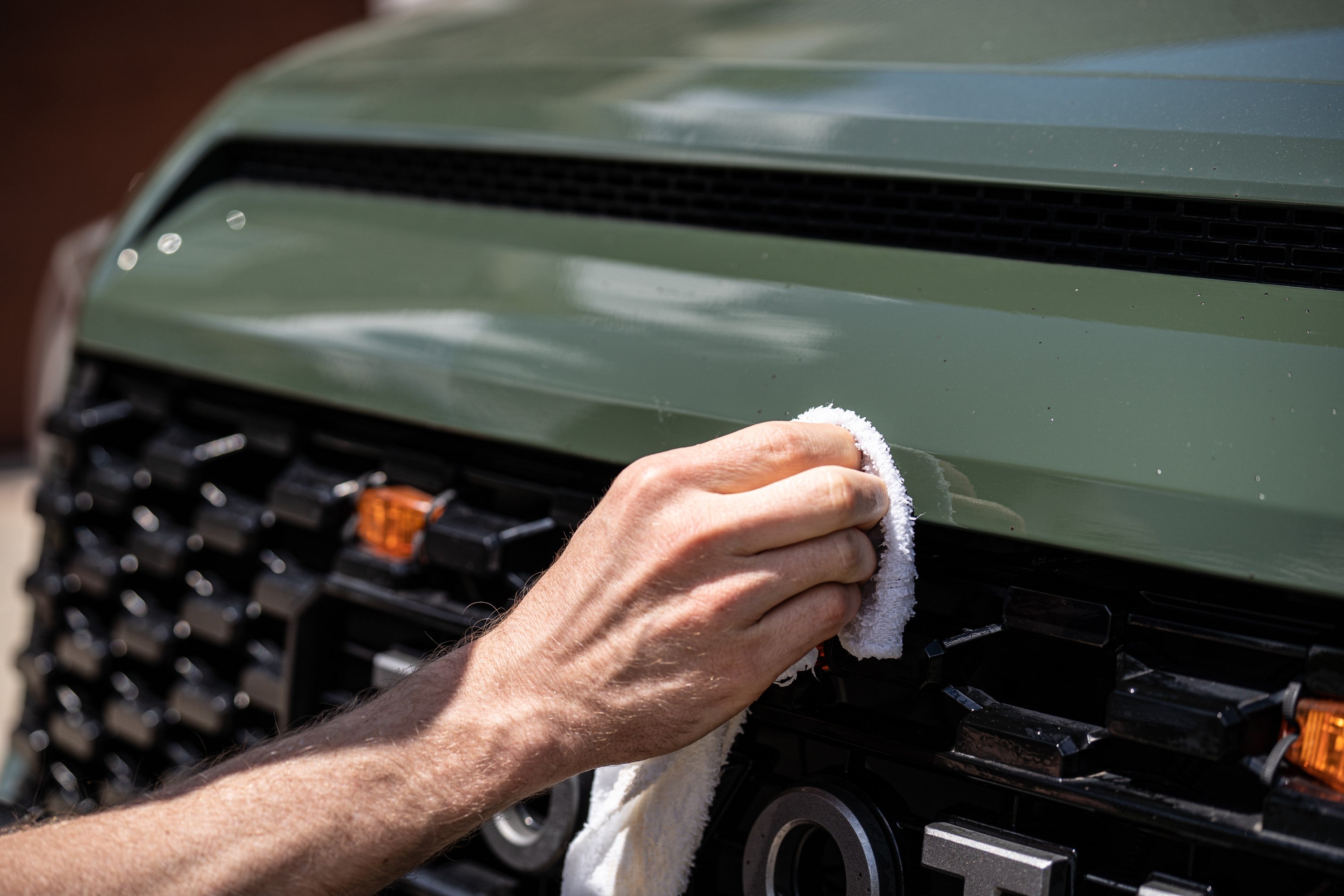 402 Interior + Exterior Detailer is a soapy, all-purpose-cleaner concentrate for automotive interior and exterior use. A multi-purpose detergent with complex