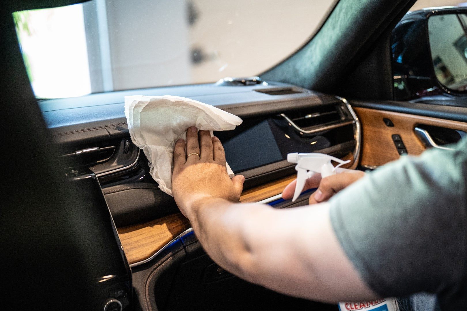 Bio-Safe Glass & Surface Cleaner is a simple, streak-free cleaner for mirrors, windows, windshields, and all types of hard surfaces. Glass & Surface Cleaner is
