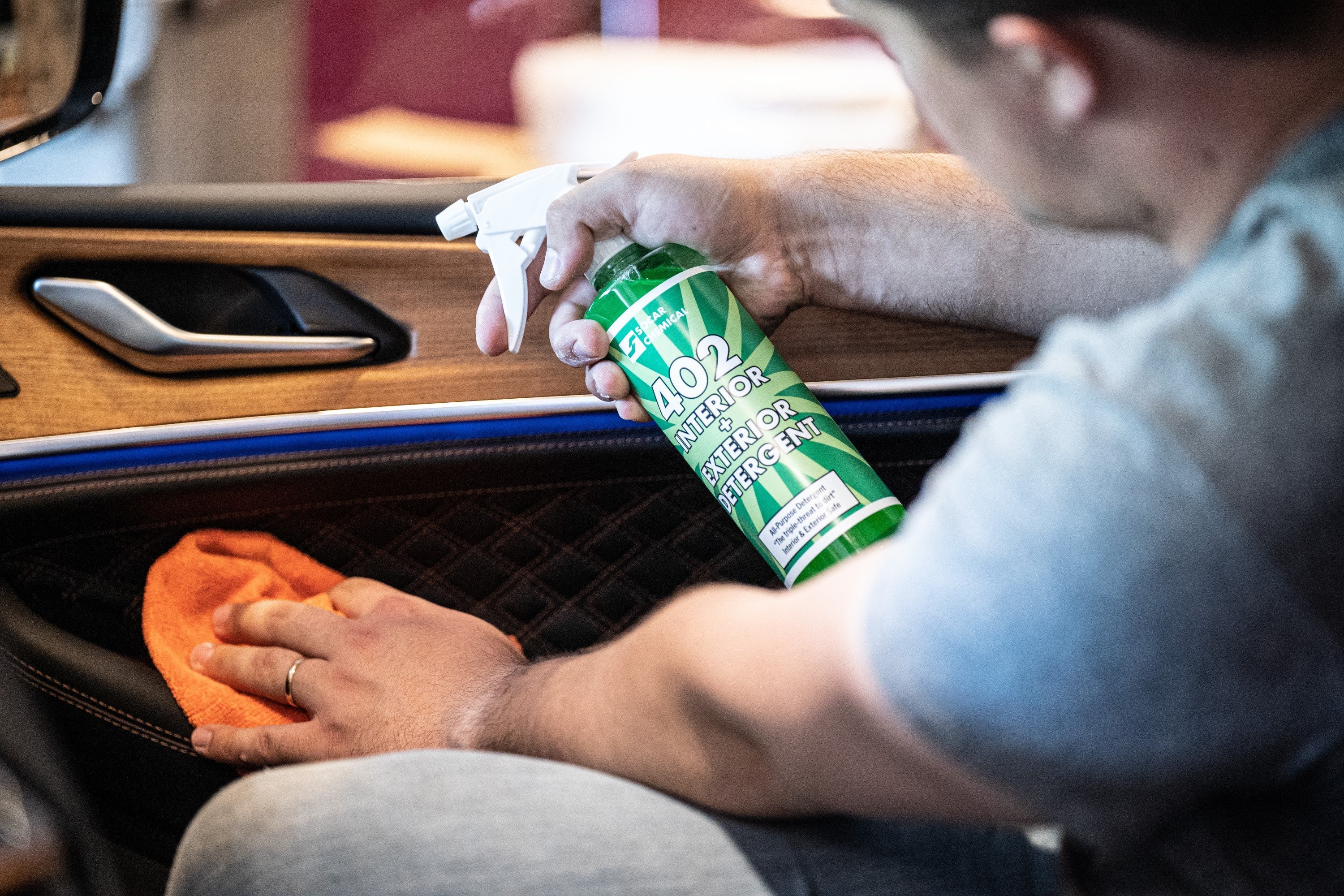 402 Interior + Exterior Detailer is a soapy, all-purpose-cleaner concentrate for automotive interior and exterior use. A multi-purpose detergent with complex