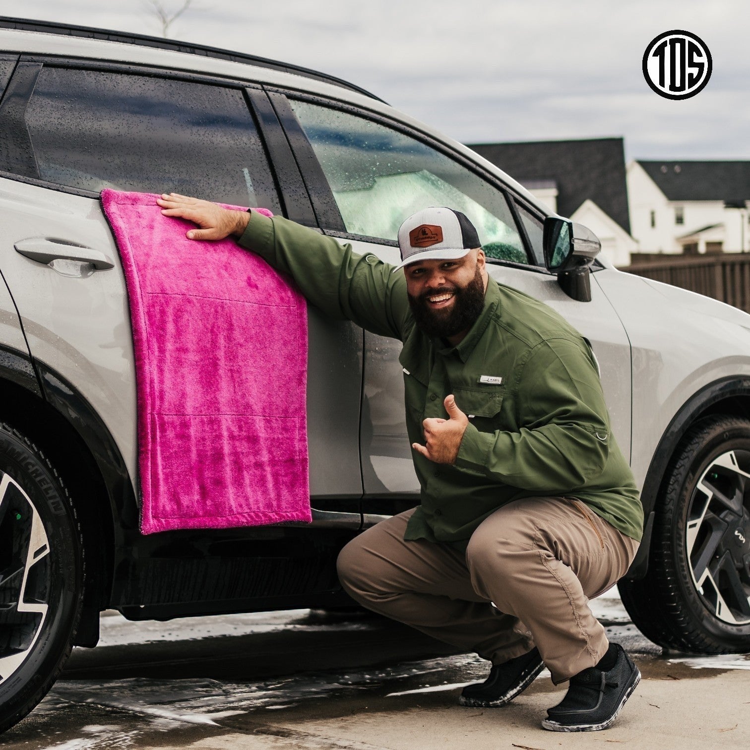 That Detail Shop pink and gray 1400 GSM microfiber car drying towel with twisted-loop weave, 20x30 inches.