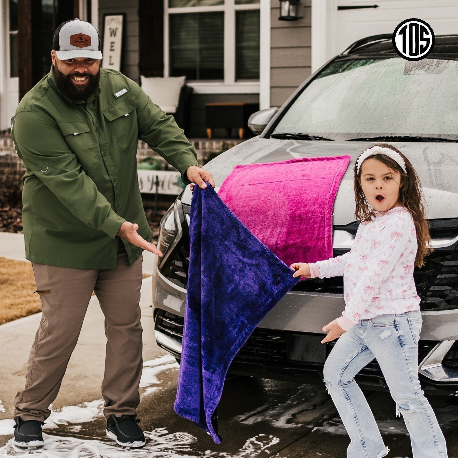 That Detail Shop TDS 1600 DT drying towel in purple and pink microfiber, 20x30 inches, with a man and child.